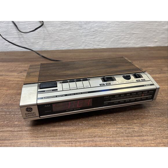 Vtg 80s General Electric GE Digital Alarm Clock Radio WORKS Model 7-4634B Prop - Picture 2 of 3